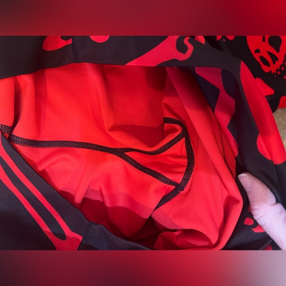 CVG Bleeding Hearts Skull and Heart Leggings - Picture 4 of 7